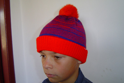 GORRO LISTRADO COM POMPOM